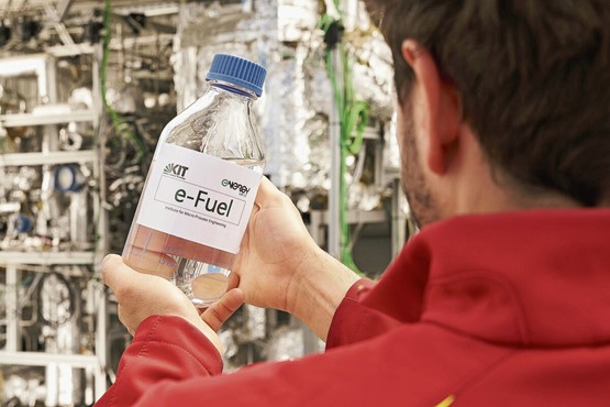 E-Fuels werden durch den Einsatz von Strom aus Wasser und CO2 hergestellt.Bild: KIT