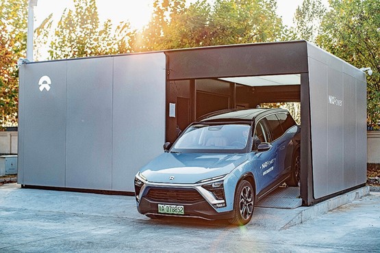 Leere Batterien werden an vollautomatischen Wechselstationen durch volle ausgetauscht: Nio bietet seinen Kunden solche «Power Swap»-Stationen an.Bild: zVg