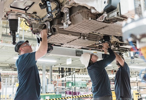 Der Elektroantrieb – hier der Einbau einer Batterie – wird in unseren Breitengraden als die Antriebsform der Zukunft gesehen.Bild: zVg