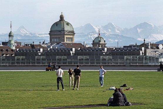 Mit dem Blick aufs Bundeshaus werden Leistungen gefordert, die eher den anstehenden Wahlen als der Suche nach sinnvollen Lösungen geschuldet sind. Die Anpassung der AHV-Rentenformel gehört in diese Kategorie.Bild: Keystone