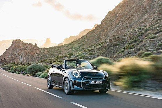 Der Mini Cooper SE Cabrio ist ein ideales Sommerauto für kurze Strecken.Bild: zVg