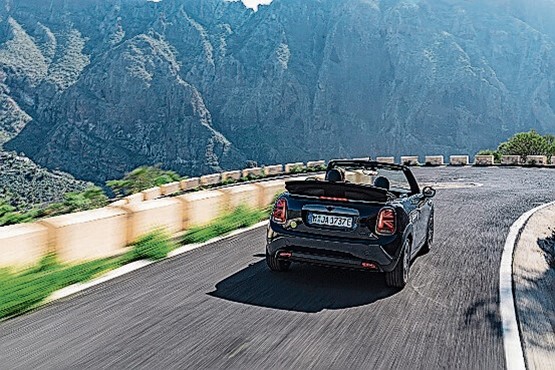 Der Mini Cooper SE Cabrio ist ein ideales Sommerauto für kurze Strecken.Bild: zVg