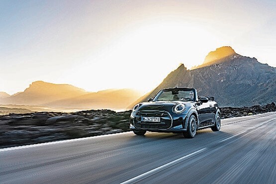 Der Mini Cooper SE Cabrio ist ein ideales Sommerauto für kurze Strecken.Bild: zVg