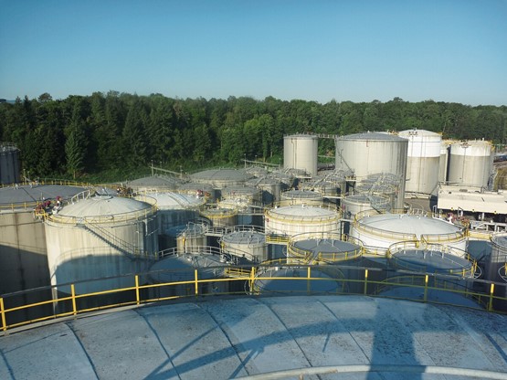 «Mit einem Anteil von rund vier Prozent an den Diesel- und Benzinabsätzen in der Schweiz leisten flüssige biogene Treibstoffe einen wichtigen Beitrag zum Klimaschutz.»Bild: zvg (TAU Tanklager Auhafen AG)