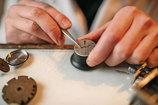 Im Kanton Neuenburg sind zwölf Prozent aller Beschäftigten in der Uhrenindustrie tätig. Eine Analyse zeigt, dass die Lohnbedingungen gut eingehalten werden.Bild: 123RF