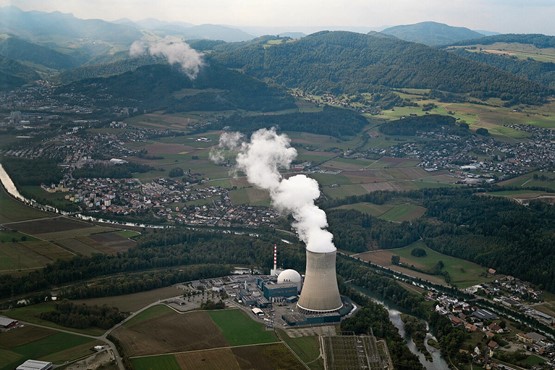 Nebst dem Ausbau der neuen Erneuerbaren muss zur Sicherstellung der Energieversorgung der Schweiz auch die Option Kernkraft wieder diskutiert werden: Blick aufs KKW Gösgen. Bild: Keystone