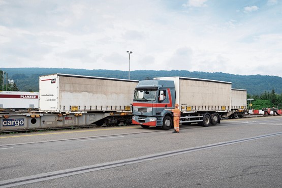 Die Schweiz braucht Investitionen in alle Verkehrsträger, will sie Güter effizient transportieren können. Bild: Keystone