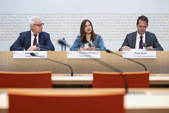 Die WEKO-Spitze mit Präsidentin Laura Melusine Baudenbacher, Direktor Patrick Ducrey (l.) und seinem Stellvertreter Frank Stüssi. Bild: Keystone