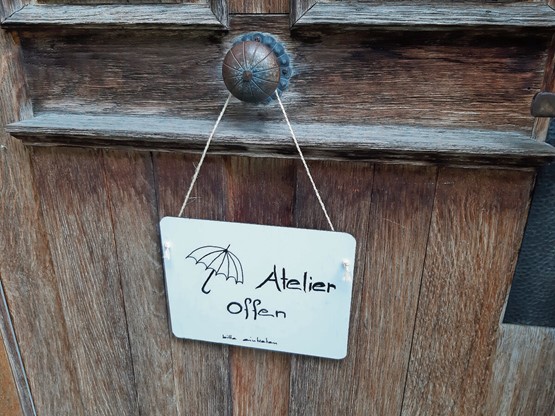 Früher ein Schulhaus, heute das Atelier.