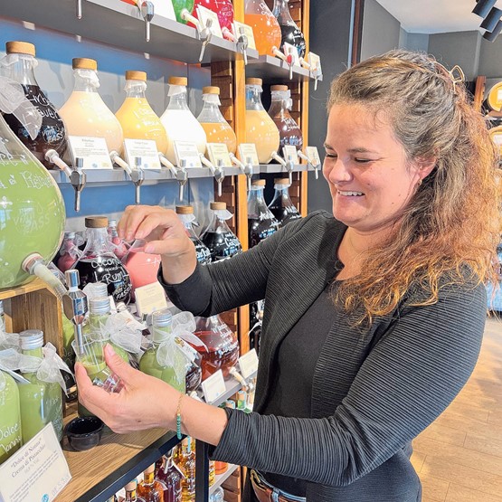 Degustieren direkt ab Glasballon im «vom Fass». Bilder: CR