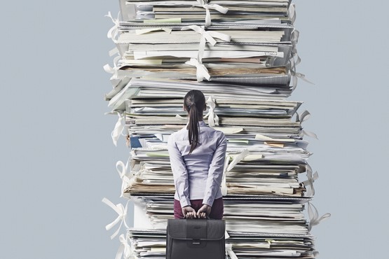 Das Investitionsprüfgesetz führt bei KMU zu viel neuem Papierkram. Bild: 123RF