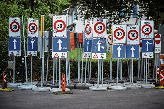 Viele Städte würden Tempo 30 lieber schon heute als morgen flächendeckend einführen. Schilder für Tempo 30 stehen an einer Strasse in der Stadt Zürich bereit, um verteilt zu werden. Bild: Keystone