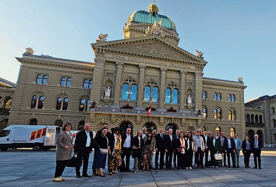 Des experts en formation professionnelle de six pays devant le Palais fédéral. À droite, les représentants de l’usam Michèle Lisibach et Dieter Kläy. Photo: usam