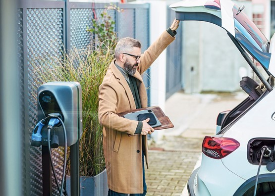 Verkehrsfragen bewegen die Schweizerinnen und Schweizer: Eine Mehrheit erkennt die E-Mobilität als Teil der Lösung an und zeigt grundsätzlich Bereitschaft zum Umstieg. Bild: zVg