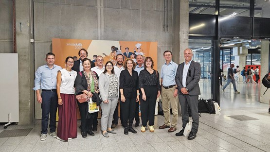 Besuch an der «Front»: Die internationalen Bildungsfachleute liessen sich die Gelegenheit nicht entgehen, die SwissSkills in Bern zu besuchen.