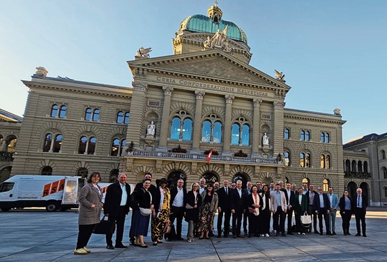 Berufsbildungsexperten aus sechs Ländern vor dem Bundeshaus. Ganz rechts die sgv-Vertreter Michèle Lisibach und Dieter Kläy.Bilder: sgv/Zoé Häusli
