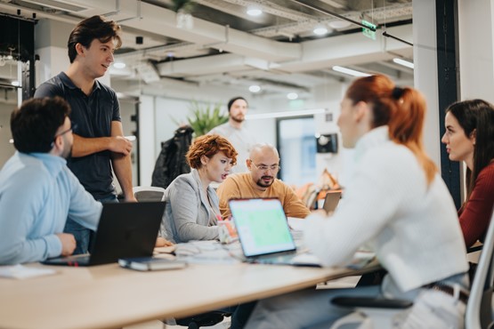 Die Arbeitgeber werden bei der Einstellung von Mitarbeitern zunehmend vorsichtig. Bild: 123RF