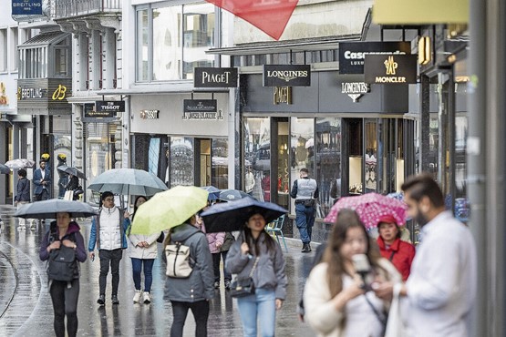 Den stationären Detailhandel nicht im Regen stehen lassen: Einkaufsstrasse in der Luzerner Altstadt. Bild: Keystone