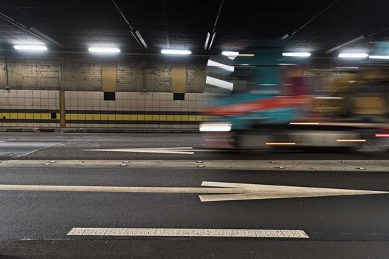 Strassentransporte in der Nacht sollen praxistauglicher geregelt werden: Lastwagen am Nordportal zum Gotthard-Strassentunnel. Bild: Keystone