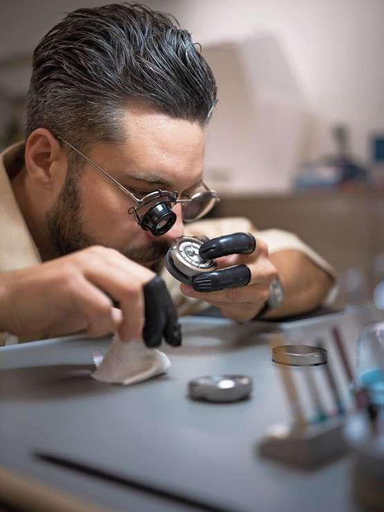 Angelo Nottaris kreiert seine Uhren mit Disziplin und Präzision, viel Leidenschaft und Fingerspitzengefühl. 