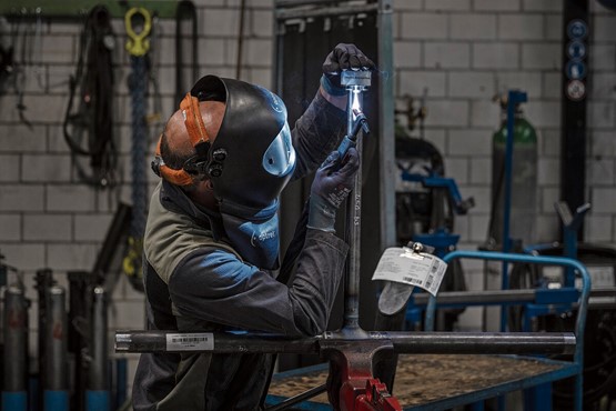 In handwerklichen KMU kann die Lohnsumme zwischen 50 und 60 Prozent der Gesamtkosten ausmachen. Da reicht manchmal bereits eine leichte Erhöhung der Lohnbeiträge aus, um den gesamten Jahresgewinn zunichtezumachen.Bild: Keystone