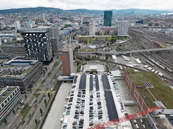 Eine sichere Stromversorgung ist für die Schweiz zwingend: Solarkollektoren auf dem Parkdach des Migros-Lagerhauses in Zürich Herdern. Bild: Keystone