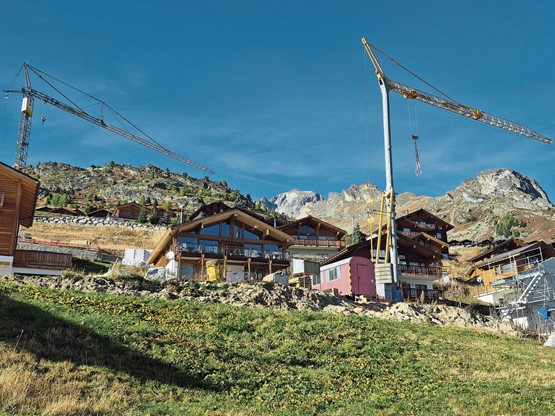 Kantone mit vielen Zweitwohnungen – hier die Lauchernalp im Walliser Lötschental – werden nach Wegen suchen, die durch den Wegfall des Eigenmietwerts entstehenden Mindereinnahmen zu kompensieren. Dies birgt das Risiko neuer Ungleichheiten. Bild: En