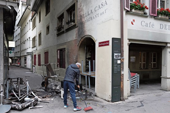 Der linksextreme Mob entfachte beim Restaurant Della Casa einen riesigen Feuerberg. Zehn Mitarbeiter des Restaurants waren im Innern des Gebäudes gefangen. Bild: Keystone