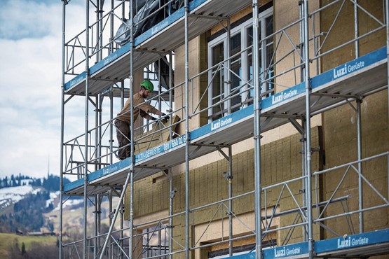 La construction stagne en Suisse. Un recul marqué s’observe dans les logements. L’usam demande de limiter les possibilités d’opposition excessives et de rationaliser les procédures. Photo: Keystone
