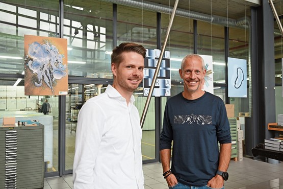 Christophe Renggli et Sylvain Villars: entre le papier et l’électronique, deux poids et deux mesures.Photo: FOG