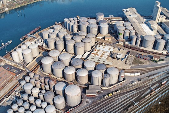 Im Jahr 2024 stammten 46% des Endenergieverbrauchs in der Schweiz aus Erdölprodukten. Ein grosser Teil davon gelangte über das Tanklager Auhafen in Muttenz ins Land. Bild: Keystone