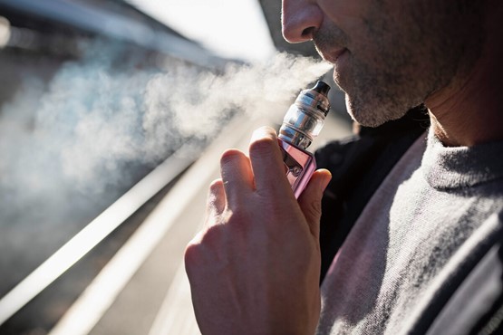 Besser als Verbote: Die Förderung alternativer Produkte wie etwa E-Zigaretten kann zu einer Senkung des Tabakkonsums führen.Bild: Keystone