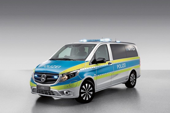 E‑Vito mit Blaulicht: Der Van wird vielseitig eingesetzt.