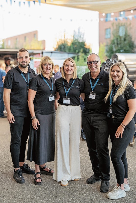 Die zweite und dritte Generation unter einem Dach (v. l.): Die Familie Meier – Robin, Nicole, Anina, Roger sowie die dritte Tochter Selina, die auch in den Betrieb einsteigen wird.