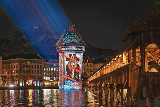 Von 15. bis 25. Januar 2026 wird Luzern erneut zum leuchtenden Treffpunkt: Am 7. Lilu Lichtfestival Luzern werden täglich von 18 bis 22 Uhr ausgewählte Plätze, Gebäude und Sehenswürdigkeiten durch Künstler aus aller Welt liebevoll illuminiert und zum Leben erweckt. Hier der Wasserturm Luzern. Bild: Laila Bosco, 2025