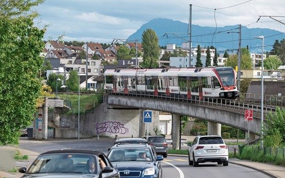 Schiene, Strasse und Agglomerationsprojekte sollen künftig gesamtheitlich betrachtet werden. Ein sinnvoller Ansatz – wenn dabei auch die Bedürfnisse der KMU gebührend berücksichtigt werden. Bild: Keystone