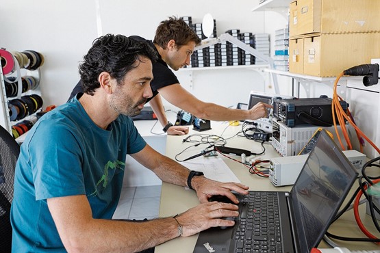 In der Softwarewelt lässt sich eine starke Nachfrage nach Cybersicherheit, Skalierbarkeit und Cloud-Integration beobachten – Eigenschaften, die für flexible und zukunftssichere Systeme stehen.Bilder: zVg