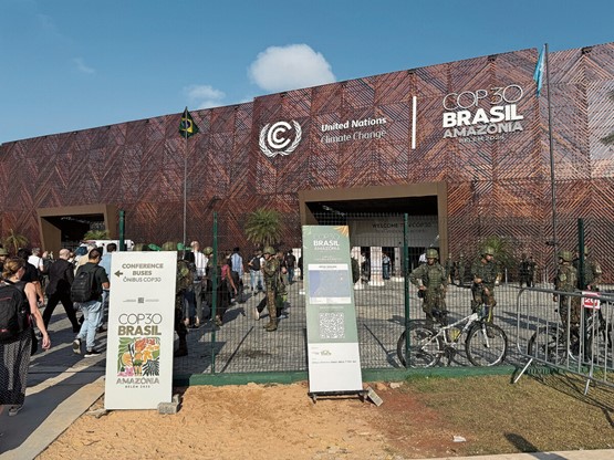 Von Soldaten bewacht: der Eingang zur COP30 im brasilianischen Belém. Bild: sgv/Patrick Dümmler