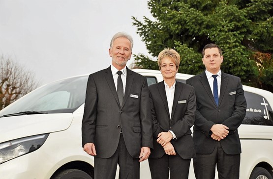 Kompetent, zuverlässig und 24 Stunden erreichbar: Alfred und Andrea Jost sowie Inhaber Mikel Rüegger (v.l.), stehen bei einem Todesfall den Angehörigen mit viel Kompetenz und Empathie zur Seite. 