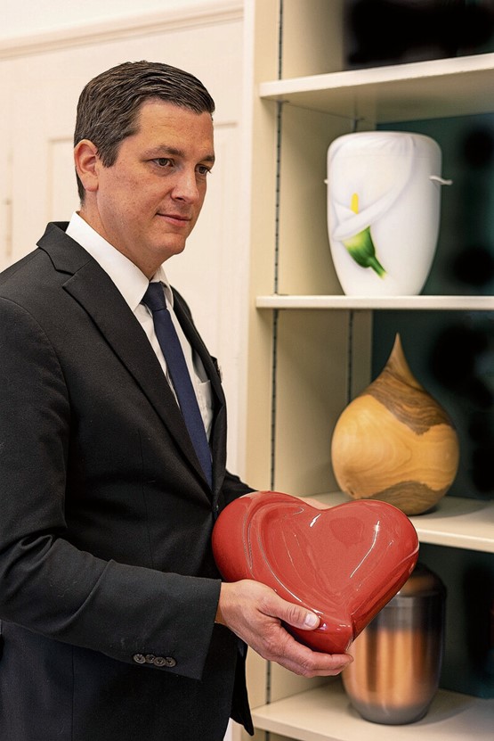Mikel Rüegger ist mit viel Herzblut Bestatter: «Der Mensch steht bei uns immer im Mittelpunkt.»   Bilder: zVg