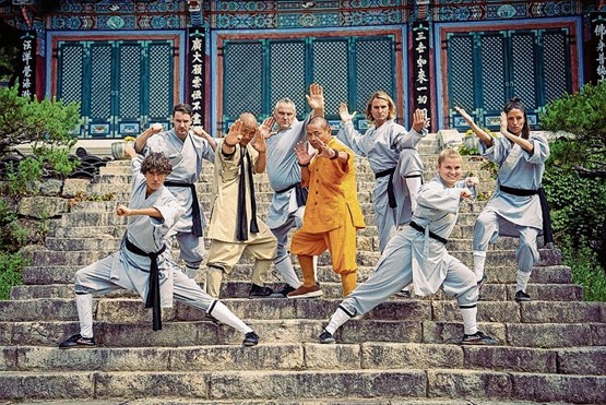 Für «Shaolin Challenge» reisen mehr oder minder Prominente nach Südkorea und trainieren dort in einem Tempel. Ist das Service public? Bild: zVg/SRF