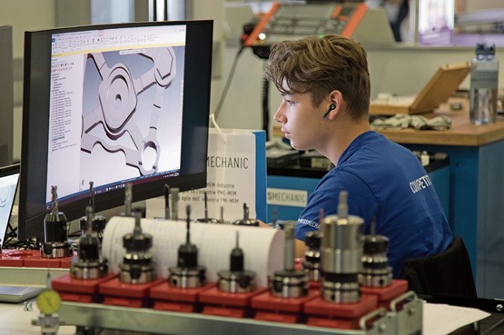 Junge Erwachsene nutzen die Angebote der SRG kaum noch. Die jährlich fälligen 335 Franken an Steuern sind für sie besonders ungerecht. Bild: isa