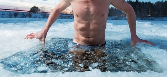 Kältekick für Mutige: Die Temperaturen liegen um den Nullpunkt, in der Luft tanzen Schneeflocken – Zeit für ein Bad; im eiskalten Wasser. Eisbaden und Winterschwimmen liegen im Trend.  Bild: 123RF