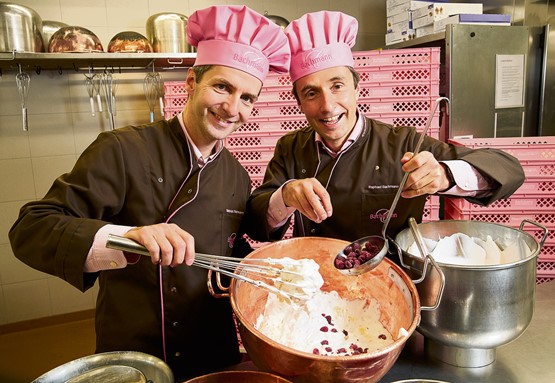 Die Welt ein bisschen rosaroter gestalten: Die Confiseure und Bäcker aus Luzern mischen nicht nur optisch die Branche auf: Raphael und Matthias Bachmann haben ihr Handwerk von der Pike auf gelernt.  Bild: zVg.