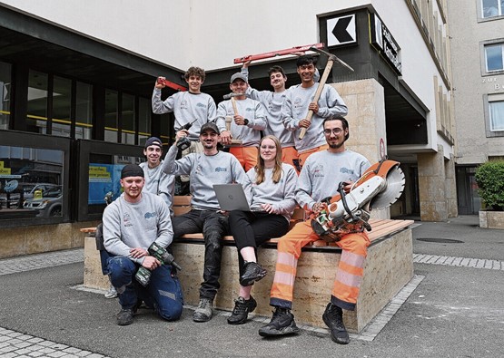 Die erste eigene Baustelle: Lernende der Schaffhauser Ausbildungsbetriebe rund ums Baugewerbe planten, konstruierten und realisierten im Rahmen des Projektes «Lernende bauen Zukunft» eine Sitzinseln bei der Kantonalbank Schaffhausen.Bild: zVg