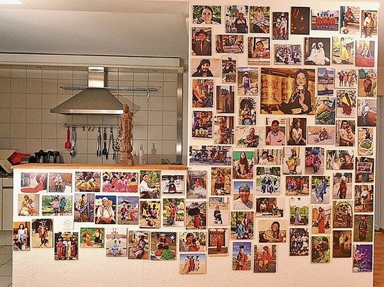 Chez lui, Karim a affiché des portraits qu’il a réalisés dans le monde entier.