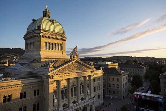 Même dans les moments difficiles, il y a plus de lumière que d’ombre: en 2025, l’usam a pu remporter sous la coupole fédérale et au-delà de nombreux succès en faveur des PME. Photo: Keystone