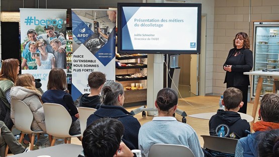 Joëlle Schneiter lors d’une présentation aux futurs apprentis et à leurs parents.