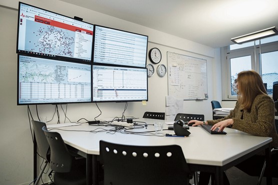 La Suisse est exposée à un risque sismique important. Une spécialiste examine les données sismiques sur les écrans du Service sismologique suisse, basé à l’EPFZ à Zurich. Photo: Keystone