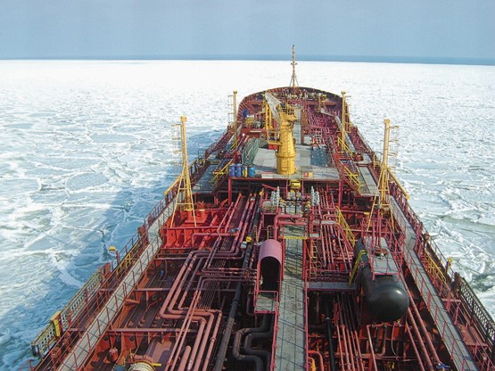 EN BREFMain-d’œuvre qualifiée, la pénurie reculeAprès deux années très fortes, le marché du travail suisse avait retrouvé en 2024 son niveau d’avant la pandémie. En 2025, la situation économique s’est détérioriée et dans la foulée, la pénurie de main-d’œuvre qualifiée s’est atténuée pour la deuxième année consécutive, comme le montre l’étude du groupe Adecco Suisse et du Moniteur du marché de l’emploi suisse (SMM) de l’Université de Zurich. En 2025, l’indice de pénurie de main-d’œuvre qualifiée était inférieur d’environ 22% à celui de l’année précédente, se rapprochant ainsi du niveau d’avant la pandémie. À la clé, une baisse du nombre d’emplois vacants (-8%) et une augmentation du nombre de demandeurs d’emploi (+17%) en glissement annuel. Le taux de chômage est passé de 2,3% en 2024 à 2,8% en 2025. L’année dernière, seuls quatre des 32 groupes professionnels étaient encore touchés par cette pénurie.Dans le détail des métiersLes spécialistes des professions de santé figuraient également en tête du classement des pénuries de main-d’œuvre qualifiée en 2025. Les chefs de chantier, les contremaîtres et les responsables de production occupaient toujours la deuxième place. Les ingénieurs et les techniciens figurent en troisième position. Les électriciens et les électroniciens occupaient la quatrième place. Une baisse significative de l’indice de pénurie de main-d’œuvre qualifiée a été observée chez les employés de bureau, les employés administratifs et les commerciaux, ainsi que dans les professions liées aux TIC et à l’informatique, deux groupes considérés comme exposés à l’IA.Croissance: léger plusLe Groupe d’experts de la Confédération pour les prévisions conjoncturelles relève légèrement ses prévisions de croissance pour 2026 (PIB corrigé des événements sportifs: 1,1% ; prévision d’octobre: 0,9%). La baisse des droits de douane américains a amélioré les perspectives.En 2027, la croissance en Suisse devrait se normaliser à 1,7% avec la reprise progressive de l’économie mondiale et avec des exportations stables. C’est incertain.Com/réd